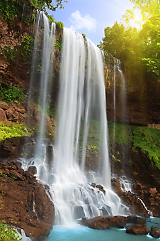 Водопад в тропическом лесу. (Код изображения: 01022)