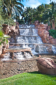 Декоративный водопад в Лас Вегасе. (Код изображения: 01023)