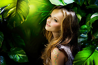 Девочка в джунглях. (Код изображения: 10011)