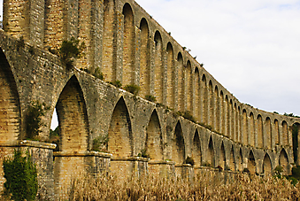 Арки римского акведука, Португалия. (Код изображения: 16021)