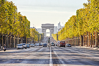 Елисейские поля на фоне Триумфальной арки. Париж (Код изображения: 16053)