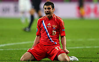 Алан Дзагоев после забитого за сборную России мяча. (Код изображения: 20039)