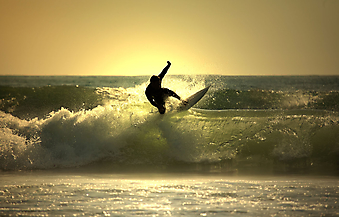 Серфинг на закате. (Код изображения: 20048)