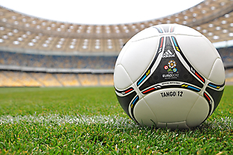 Мяч с символикой Euro 2012 на газоне  Олимпийского стадиона. (Код изображения: 20053)