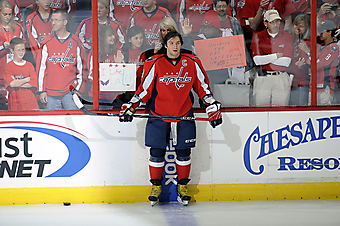 Хоккеист Александр Овечкин на фоне болельщиков. (Код изображения: 20064)