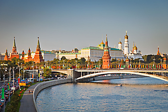 Кремлевская набережная в Москве. (Код изображения: 02221)