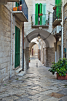 Переулок, Джовинаццо, Апулия. (Код изображения: 14030)