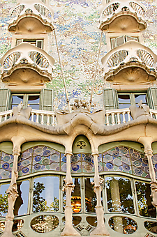 Фасад дома Бальо в Барселоне (Каталог номер: 14114)
