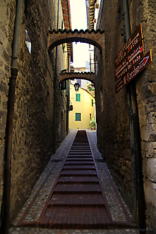 Улочка в городке Сан Джемени, Италия (Код изображения: 14035)