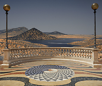 Балкон с видом на озеро в пустыне. (Код изображения: 15026)