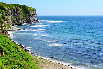 Синее море и скалы. (Код изображения: 05028)
