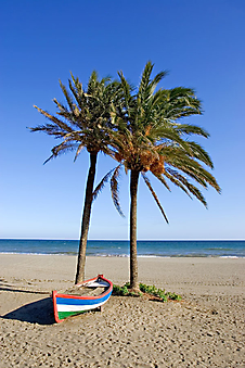 Лодка на песчаном пляже. (Код изображения: 05082)