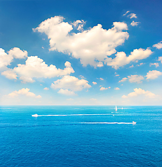 Белые лодки на фоне облаков. (Код изображения: 05101)