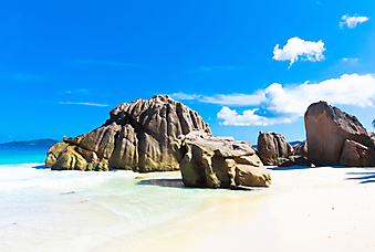 Океанский пляж с гигантскими камнями. (Код изображения: 05108)